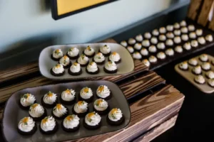 Kleine Desserts auf Tabletts bei einem Catering einer Veranstaltung.