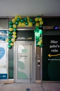 Eingang mit Luftballon-Dekoration zur Eröffnung eines Standorts.