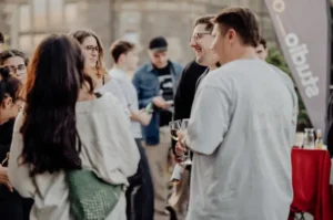 Menschen stehen bei einem Networking-Event zusammen und unterhalten sich.