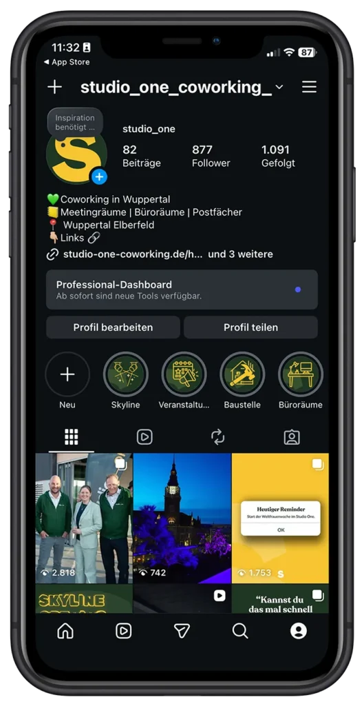 Instagram-Profil „studio_one_coworking_“ auf einem Smartphone, mit Infos zu Coworking in Wuppertal, Story-Highlights und Beitragsübersicht.